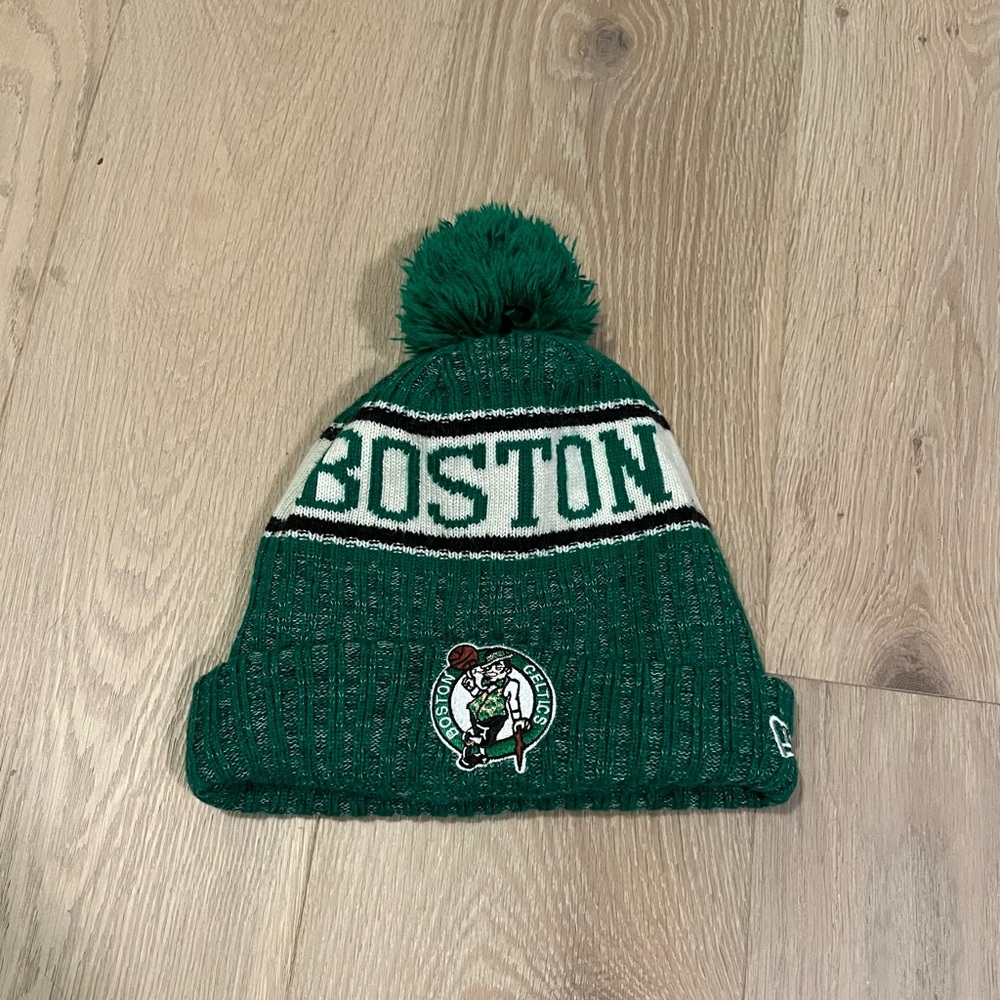 High quality darkish green striped Boston Celtics NBA, New Era Pom-pom Beanie